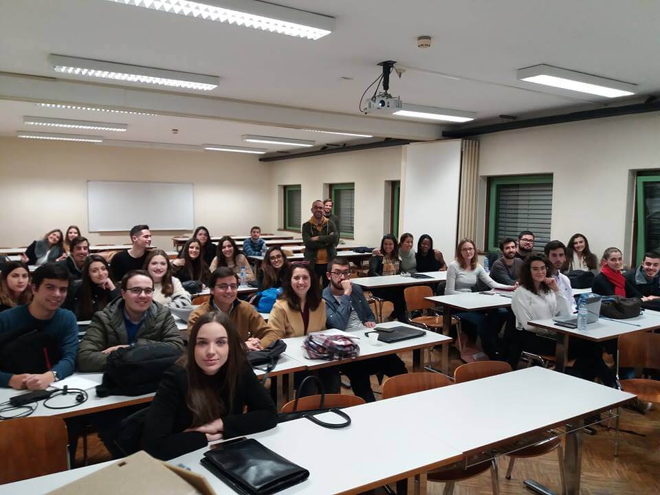 BORNFREEE, JORNALISMO & VIAGENS na Faculdade de Letras do Porto. BORNFREEE, JORNALISMO & VIAGENS na Faculdade de Letras do Porto.